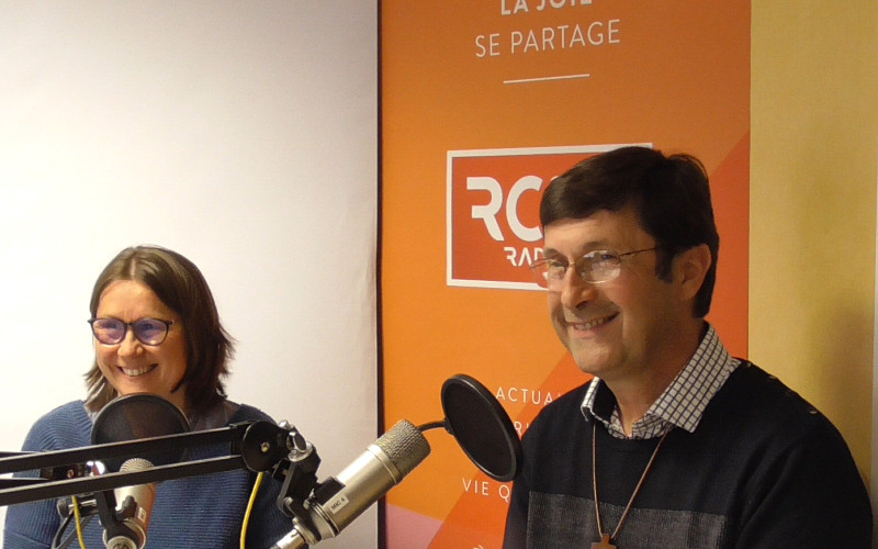 Père Guy Rougerie, vicaire général, et Laure Lamas, membre du service diocésain des vocations