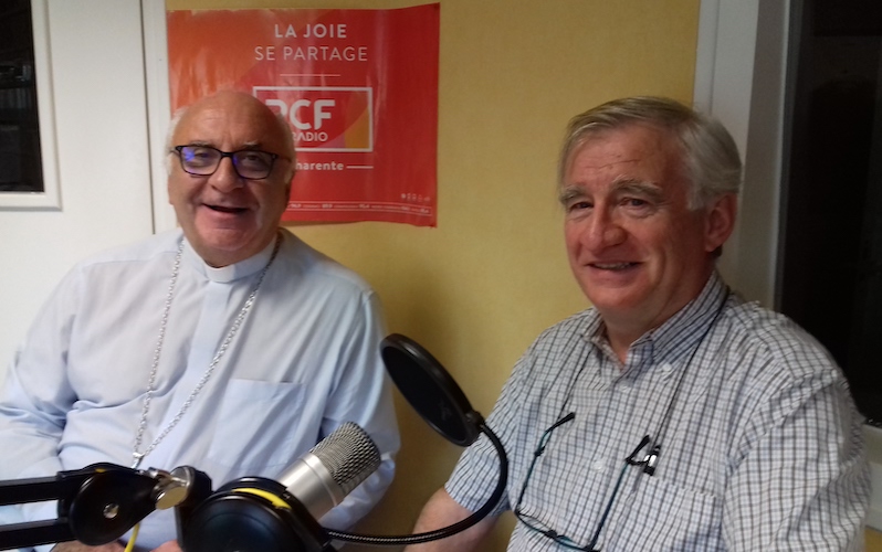 Mgr Gosselin et Philippe Ménard se réjouissent de suivre le pèlerinage des malades à Lourdes